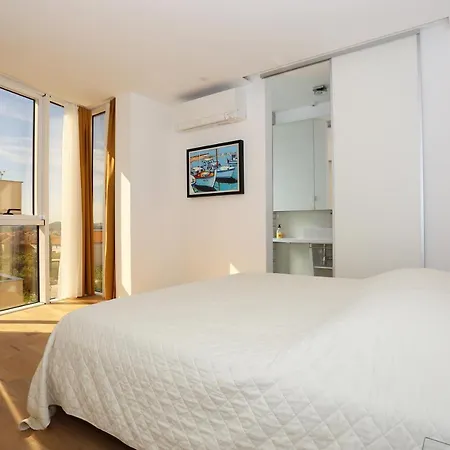 Art Gallery Apartment *