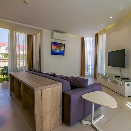 Art Gallery Apartment *