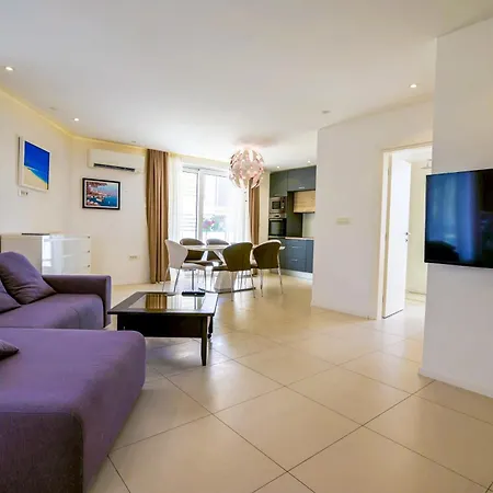 Art Gallery Apartment *