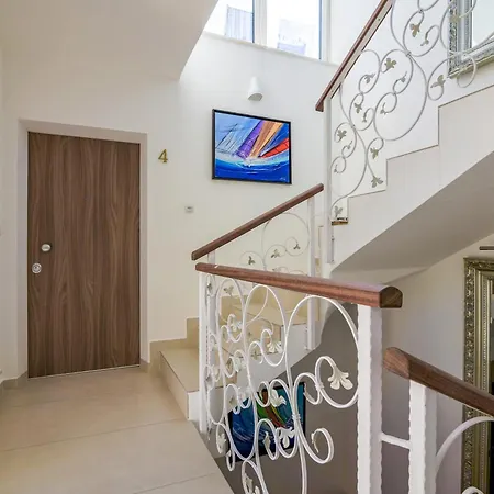 Art Gallery Apartment *